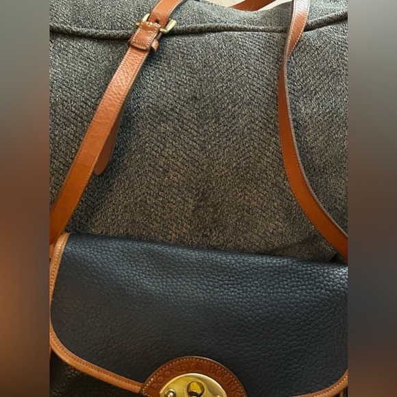 Beautiful vintage Dooney & Bourke shoulder bag/crossbody in navy blue AWL. - Picture 11 of 16